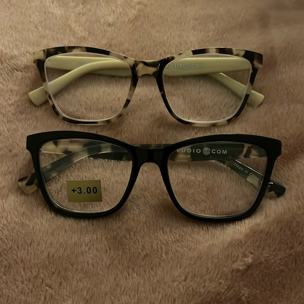 Never worn Max Studio Readers 3.0